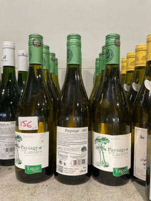plusieurs bouteilles de vin sont alignées sur un comptoir