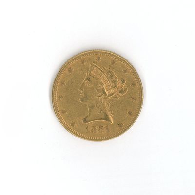 une pièce d'or avec l'image d'une femme dessus