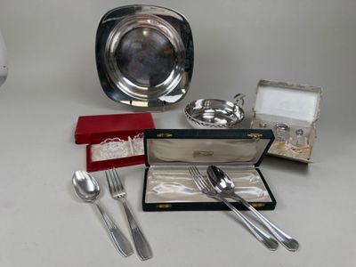 des couverts et de l'argenterie sur une table, avec une boîte rouge
