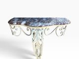 une image d'une table avec un plateau en marbre sur un fond blanc
