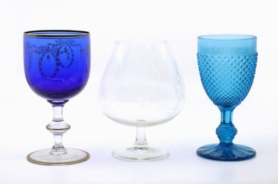 trois verres à vin posés l'un à côté de l'autre sur une table