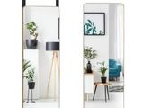 deux miroirs ornés de plantes dans une pièce