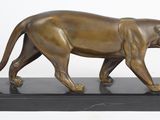 sculpture en bronze représentant une panthère posée sur un socle en marbre noir