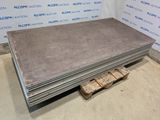 une pile de tôles posée sur une palette