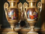 deux vases posés sur une table