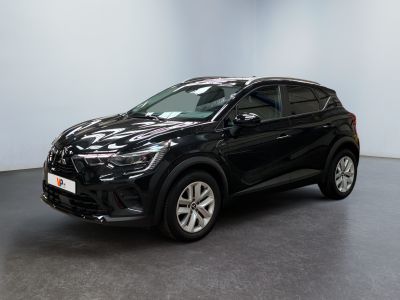 un SUV noir garé dans une pièce aux murs blancs