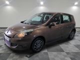 la photo d'une voiture marron garée dans un garage