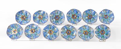 douze assiettes bleues et vertes ornées d'un motif de plumes de paon