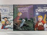 trois livres pour enfants sont alignés sur une surface blanche