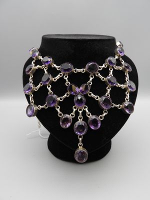 Collier en améthorate et argent sterling présenté sur un mannequin noir