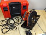 une boîte à outils rouge contenant des outils, posée sur une table en bois