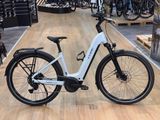 un vélo électrique blanc exposé dans un magasin
