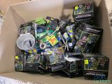 une boîte remplie d'objets hétéroclites posée sur le sol