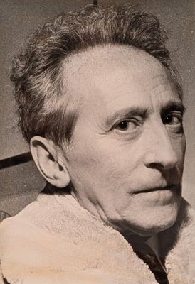 photographie en noir et blanc d'un homme en veste et cravate