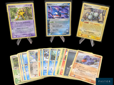 Plusieurs cartes Pokémon sont disposées en rangée sur un fond noir