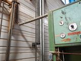 a machine that is sitting next to a wall