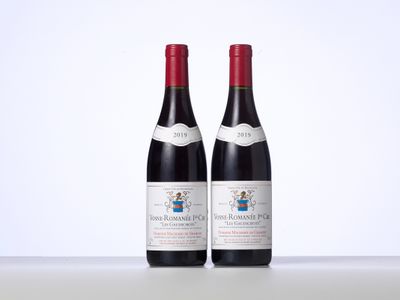 deux bouteilles de vin rouge posées l'une à côté de l'autre sur une table