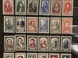 une collection de timbres provenant de différents pays, exposée au public