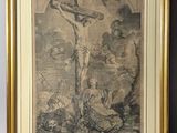 un vieux dessin représentant Jésus sur la croix, dans un cadre doré