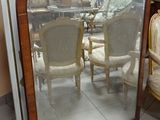 un grand miroir posé par terre à côté d'une chaise