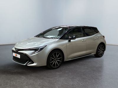 une Toyota Corollion argentée garée dans une pièce blanche
