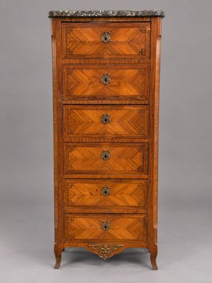 une commode ancienne avec dessus en marbre