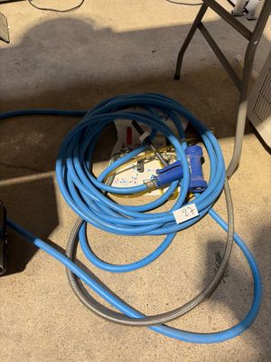 un tuyau bleu relié à un ordinateur