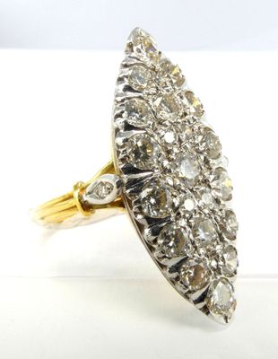 gros plan d'une bague en diamant sur une surface blanche