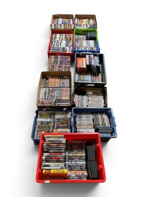 beaucoup de DVD rangés dans une boîte rouge