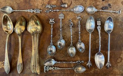 de nombreuses cuillères, disposées sur une table