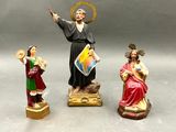 trois figurines représentant Jésus, Marie et Jésus tenant une croix
