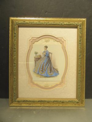 une vieille photo d'une femme en robe bleue dans un cadre doré