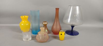 de nombreux vases de différentes couleurs posés sur une surface blanche