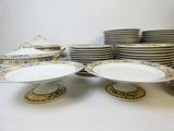 de nombreuses assiettes et bols empilés les uns sur les autres