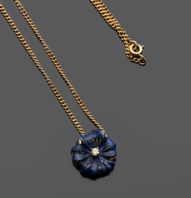 un collier avec un pendentif en forme de fleur, serti de saphirs et de diamants