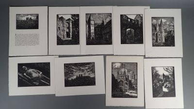 plusieurs photographies en noir et blanc représentant un ensemble de bâtiments accrochées à un mur