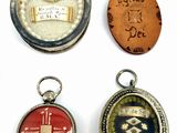 Quatre types différents de pendentifs sont présentés sur un fond blanc