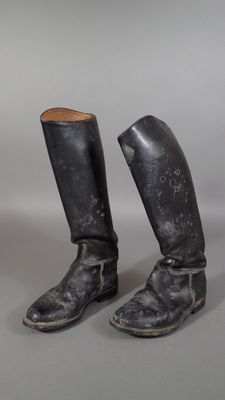 deux paires de bottes qui ont été portées par un homme