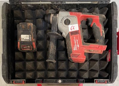 un outil dans une boîte contenant d'autres outils