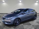 une voiture argentée garée dans un garage au sol en damier