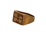 une image représentant une bague en or sur laquelle figure la lettre « m »