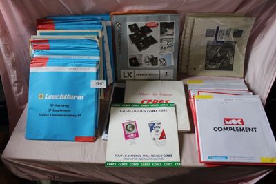 Important stock de marchand : environ 75 jeux de feuilles ne…