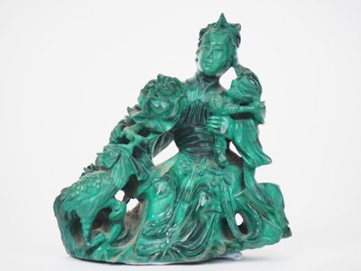 Chine XXème. Groupe en malachite représentant une déesse du …