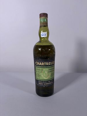une vieille bouteille de Chartreuse avec une étiquette dessus
