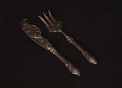 Couvert de service à poisson en argent à décor rocaille, la …