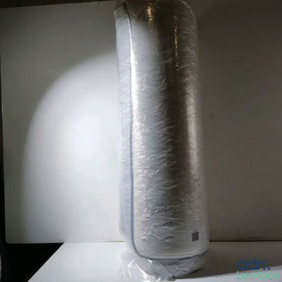 un vase emballé dans du plastique, posé sur une table