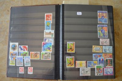 une photo d'un classeur sur lequel sont collés des timbres