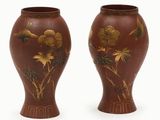 deux vases marron ornés d'oiseaux et de fleurs sur un fond blanc