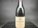 la bouteille de vin est posée sur une boîte noire