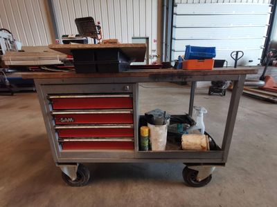 une image d'un établi avec des outils dessus